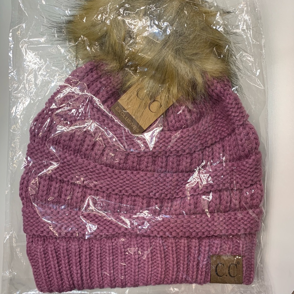Beanie hat with pom